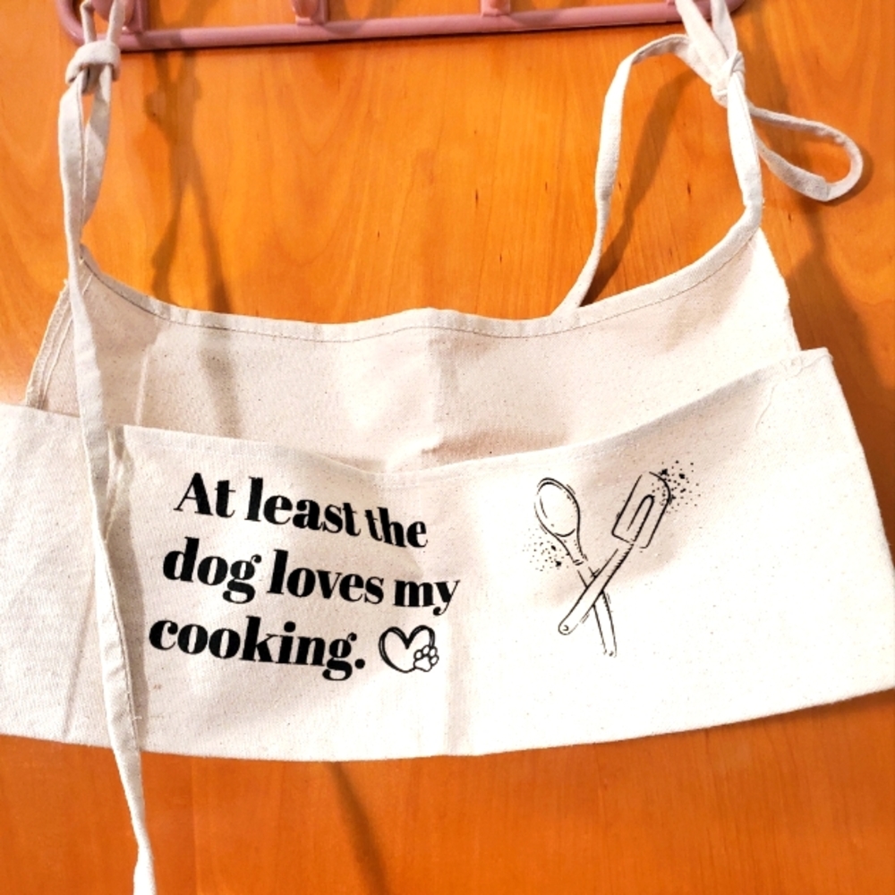 RARE "Atleast the dog loves my cooking" BEAND NEW APRON